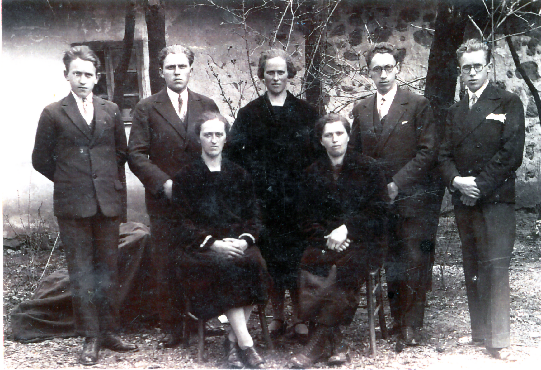 Bratje in sestre Josipa Lesarja: stojijo z leve proti desni Leopold, Anton, Alojzija , Josip in Ignacij, sedita Neža in Frančiška (Lastnik: Vera Lesar).